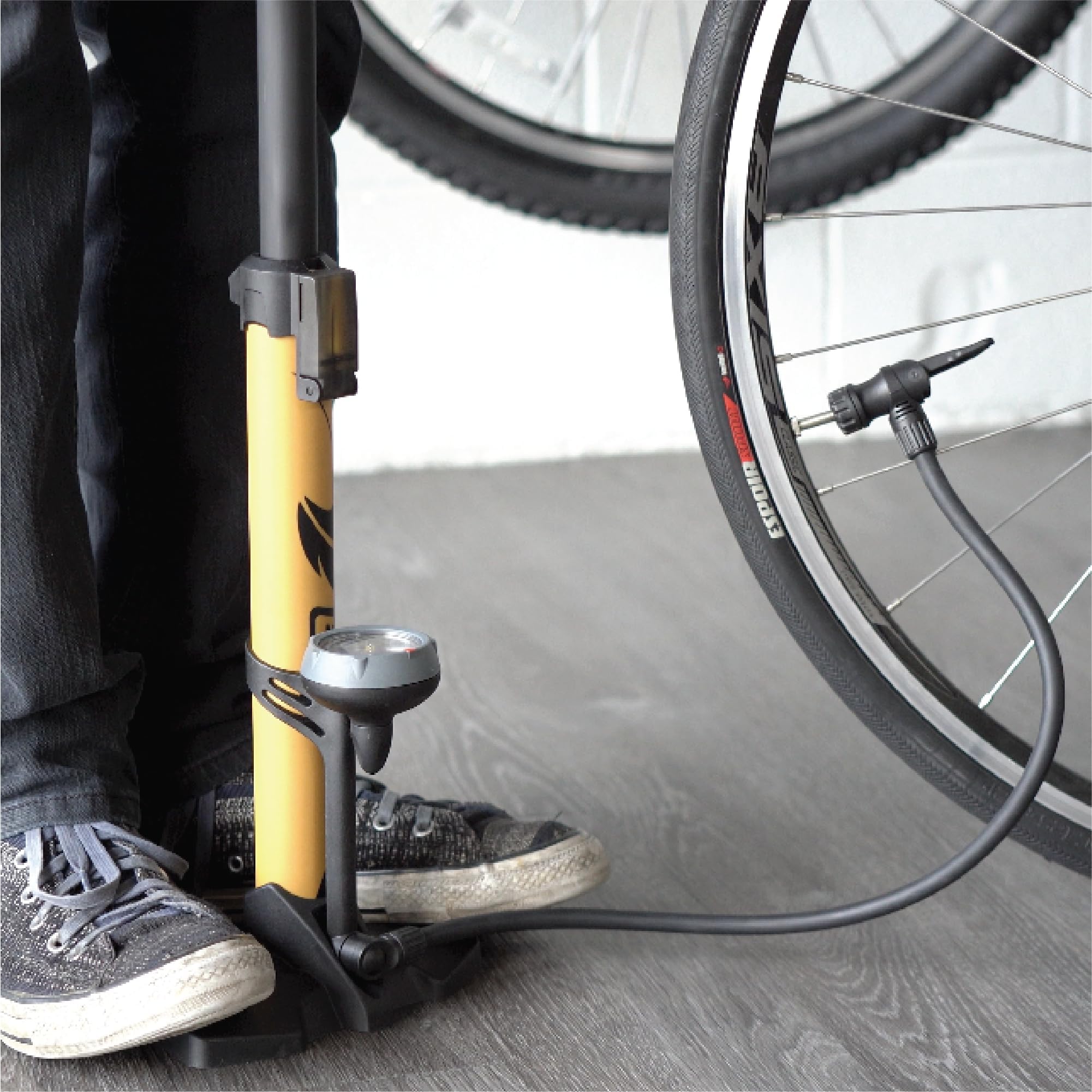 BV Bike Pump out of durable Steel - Bicycle pump 160 PSI high Pressure, Bike Tire Pump 17/24 inch Smart Valve Head, Schrader bike pump with gauge, Automatically Reversible Presta & Schrader, ball pump